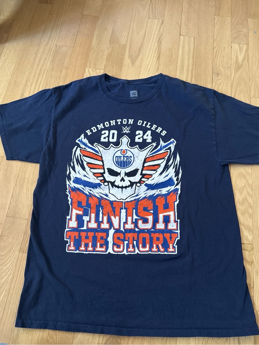 WWE Edmonton Oilers 2024 “Finish The Story” T-Shirt Men’s Large Navy Graphic Tee